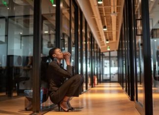 Por que mulheres sofrem mais de síndrome de burnout do que homens