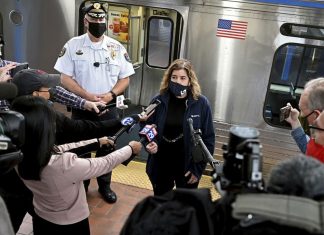 Estupro em metrô na Filadélfia seria evitado se passageiros tivessem usado celular para ajudar, diz polícia