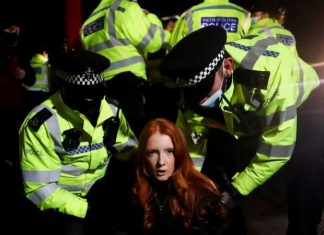 Mulher presa em protesto diz que 50 policiais a assediaram em app de namoro