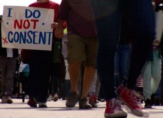 ‘Perdi meu emprego de professor por recusar vacina’: os americanos que não aceitam se imunizar