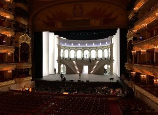 Ator do Teatro Bolshoi de Moscou morre no palco após acidente
