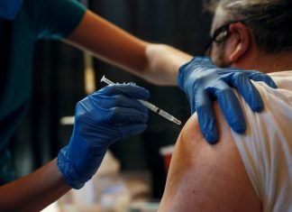 Exigências fazem taxas de vacinação subirem e casos e mortes por Covid caírem nos EUA