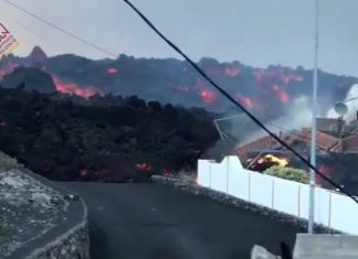 Lava vulcânica atinge mais casas em La Palma; veja vídeo