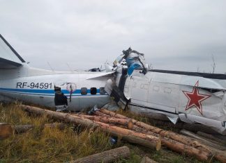 Avião russo cai na cidade de Menzelinsk e deixa mortos e feridos