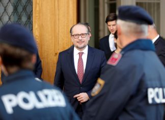 Áustria tem novo chanceler após antecessor renunciar sob suspeita de corrupção