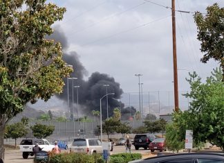 Câmera de segurança registra queda de avião na Califórnia; assista