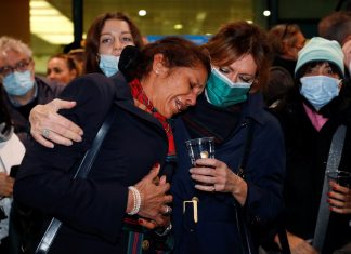 Último voo da história da Alitalia tem choro e brinde na chegada