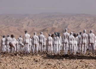 Centenas de pessoas nuas participam de sessão de fotos no deserto de Israel