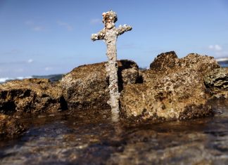 Espada que pode ser das Cruzadas e ter mais de 900 anos é encontrada em Israel
