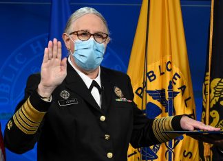 Médica toma posse como 1ª pessoa trans nos EUA a chegar ao cargo de almirante quatro estrelas