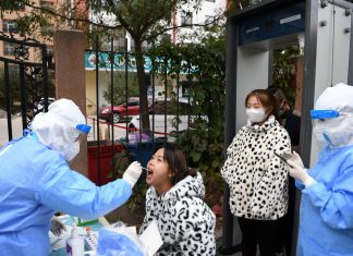 Novos surtos de Covid levam China a adiar casamentos e cancelar centenas de voos