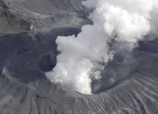 Vídeo: veja vulcão no momento em que explode no Japão