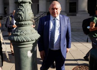 Tribunal declara ex-sócio de advogado de Trump culpado por financiamento ilegal de campanha