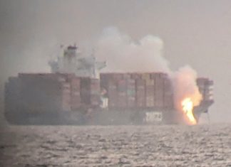 Incêndio em navio de carga expele gás tóxico na costa do Canadá
