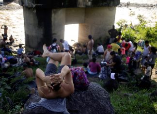 Caravana de centenas de imigrantes percorre o México rumo ao norte