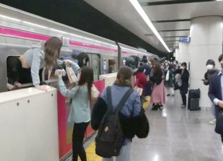 Homem com faca ataca passageiros em trem de Tóquio