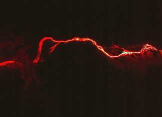 Lava começa a jorrar de nova fenda do vulcão em La Palma