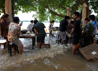 Alagamento vira atração para clientes em restaurante na Tailândia; assista