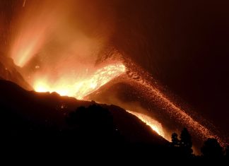 Lava do tamanho de prédios escorre do vulcão de La Palma, na Espanha