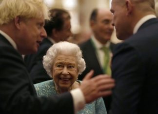 Rainha Elizabeth II aceita orientação médica para descansar ‘alguns dias’ e cancela viagem