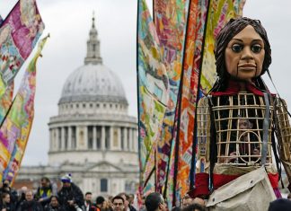 Boneca gigante: ‘Pequena Amal’ chega à Catedral de São Paulo em Londres; veja fotos