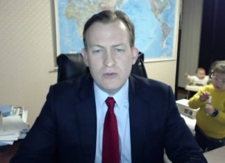 Garoto faz dancinhas de fundo enquanto pai é entrevistado ao vivo para TV; assista