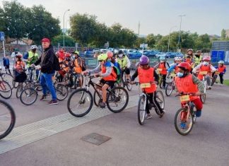 Pedal para escola: crianças formam ‘bonde’ de bicicletas na ida às aulas