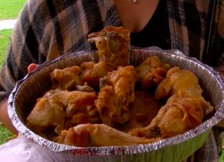 Mulher encontra cabeça de galinha em meio a porção de frango frito nos EUA
