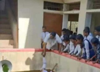 Diretor é preso após pendurar aluno de cinco anos de cabeça para baixo em escola na Índia