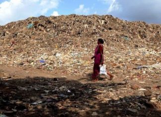 Montanha de lixo com ’18 andares de altura’ garante sobrevivência de pobres na Índia