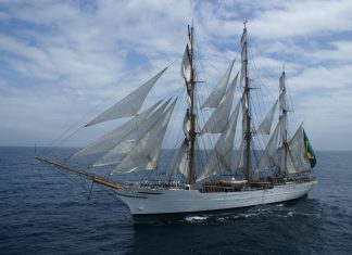 Embarcação da Marinha brasileira ‘Cisne Branco’ bate em ponte no Equador