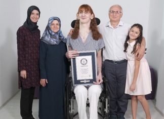 Turca recebe o título de mulher viva mais alta do mundo