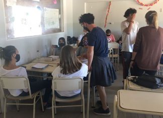 Argentino proibido de usar bermuda na escola vai para o colégio de saia