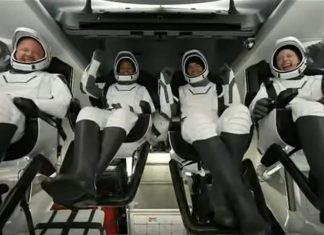 SpaceX tenta resolver problema de cabine espacial: a urina dos astronautas vaza, bate em ventiladores e se acumula sob o piso