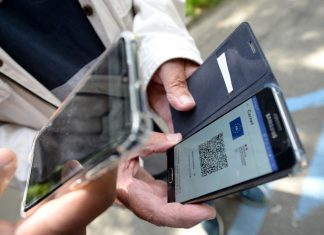 França anuncia dose de reforço para idosos e condiciona aplicação a passaporte sanitário válido