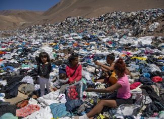 No Chile, o deserto do Atacama abriga lixão tóxico da moda descartável do 1° mundo