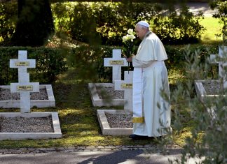 Em cemitério militar, papa apela aos fabricantes de armas: ‘Parem!’