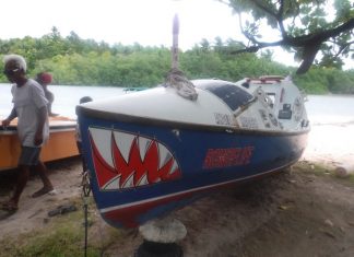 Depois de um ano à deriva, barco de aventureira americana afogada aparece em atol do Pacífico