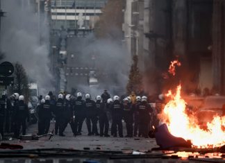 Protestos contra contra lockdown e novas medidas restritivas se espalham em diversos países