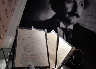 Manuscrito de Einstein sobre a teoria da relatividade vai a leilão em Paris