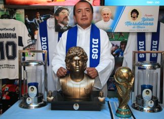 Grupo religioso devoto de Maradona realiza seu primeiro batismo no México