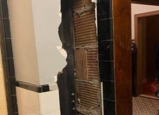 Homem nu é resgatado de dentro de parede de teatro nos EUA
