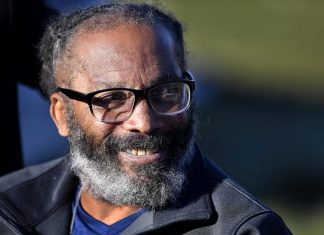 Homem negro acusado de triplo assassinato é inocentado e libertado após passar mais de 40 anos preso