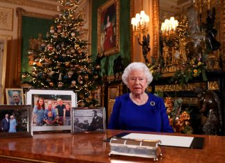 Harry e Meghan se sentiram ‘excluídos’ da Família Real ao ficarem de fora de mensagem de Natal da rainha, diz livro