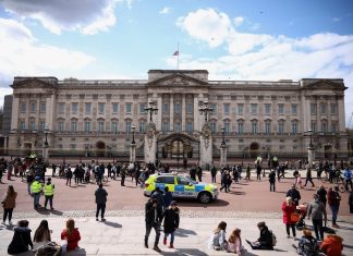 Homem que invadiu no Palácio de Buckingham e foi preso com cocaína e uma faca de cozinha se declara culpado na Justiça