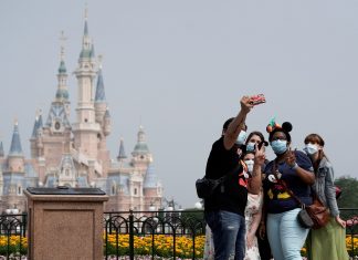 Disneylândia de Xangai reabre depois de confinar mais de 30 mil visitantes após 1 caso de Covid-19
