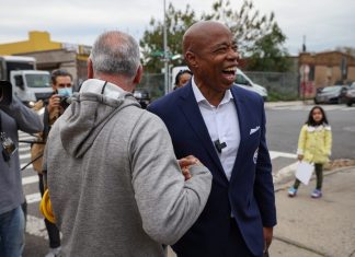 Ex-policial Eric Adams é eleito prefeito de Nova York
