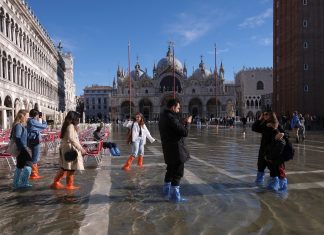 ‘Acqua alta’ provoca inundação na Praça San Marco em Veneza