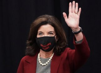 Governadora de Nova York emite alerta de ‘emergência de desastre’ após aumento de casos e internações por Covid
