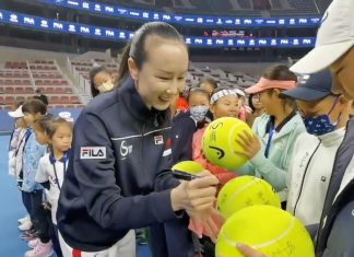 Tenista chinesa que denunciou estupro reaparece em público, mas dúvidas permanecem